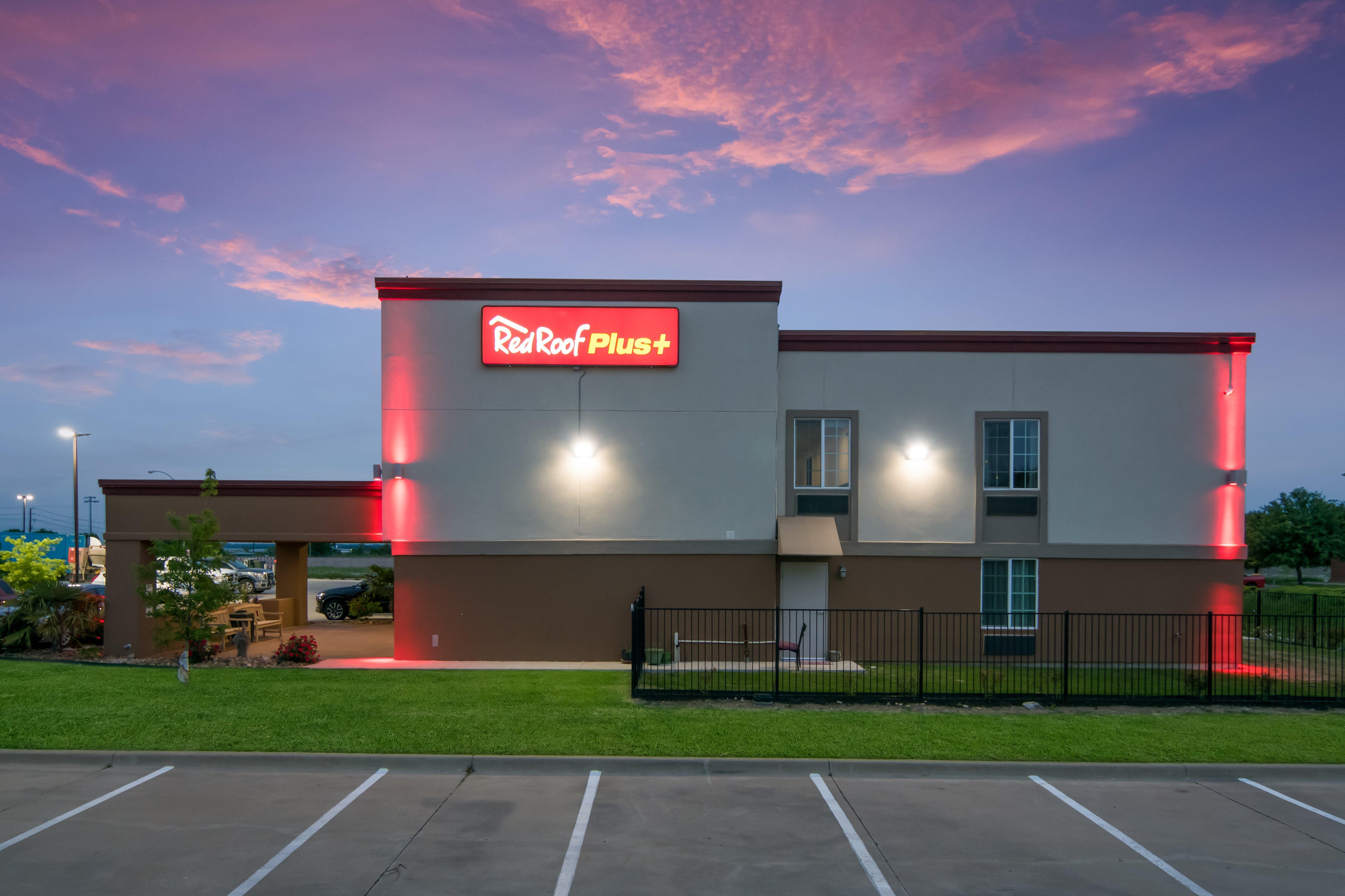 Red Roof Inn Plus+ Fort Worth - Burleson Dış mekan fotoğraf